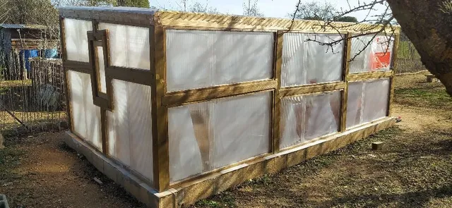 Construcción de invernadero con madera y placas de policarbonato