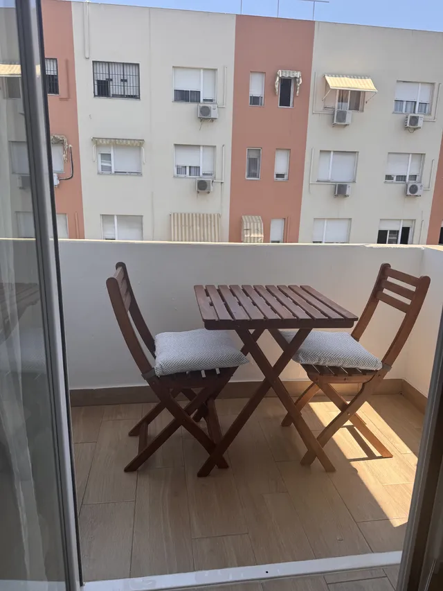 Cómo restaurar un conjunto de mesa y sillas de jardín de madera