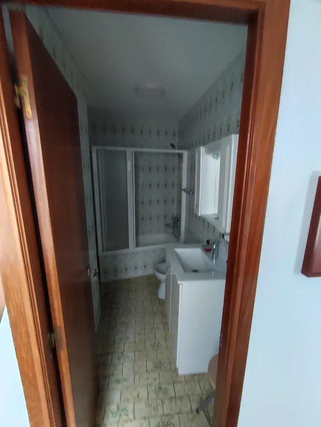 Renovación de baño en blanco y madera