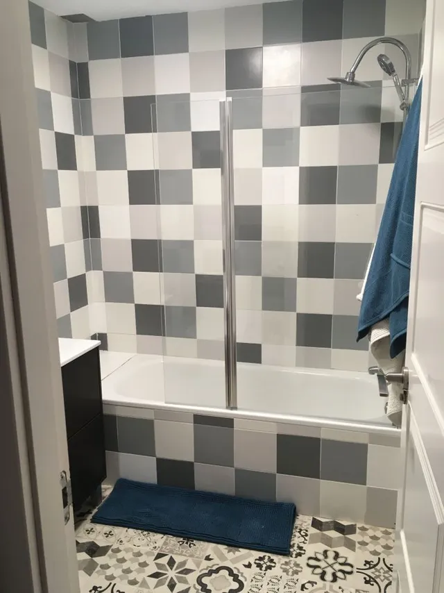Un poco de pintura para azulejos y, ¡baño nuevo!