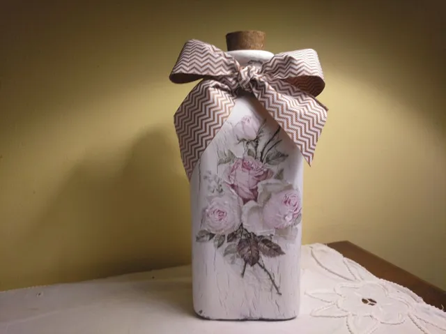 Botella decorada con craquelado y decoupage