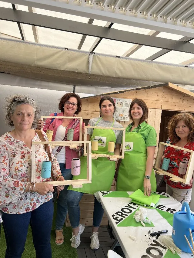 
![
A continuación las llenamos de abono y semillas para plantar en las latas.
Colgamos nuestras latas y ya estaría nuestro mini huerto realizamos.
Por último quedar dar las gracias a nuestros asistentes , porque una vez más el taller ha salido fenomenal.
![