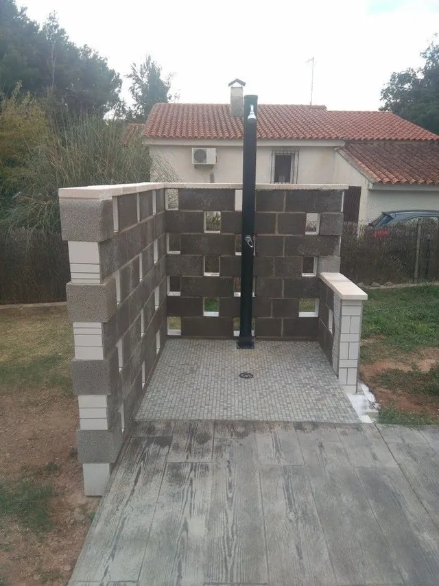 Muro para dotar de intimidad la ducha de la piscina