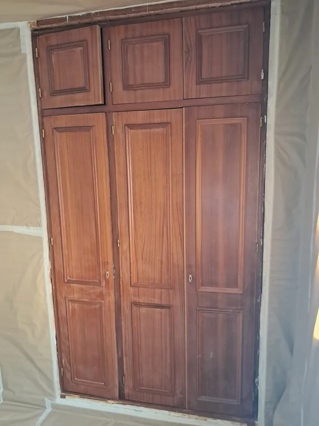 Renovación de armario empotrado de madera con pintura LUXENS