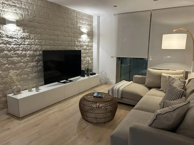 Transformación de una pared del salón con bloques efecto piedra