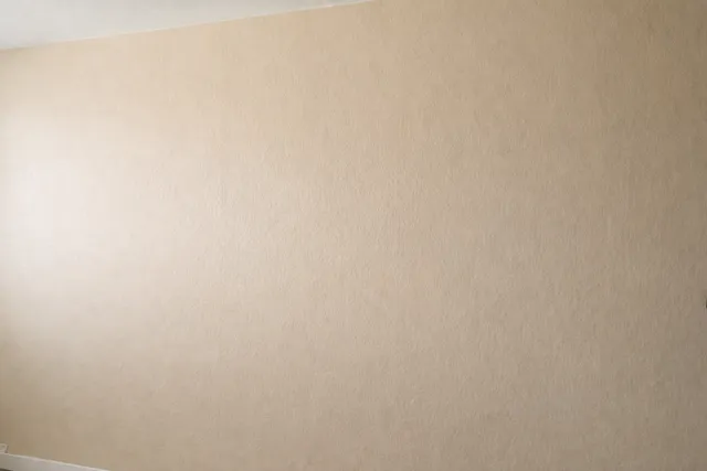 Instalación de papel pintado vinilo adhesivo en la pared