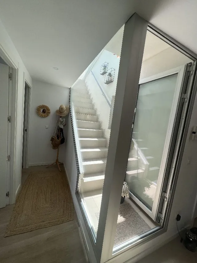 Un toque de intimidad con estores en la escalera