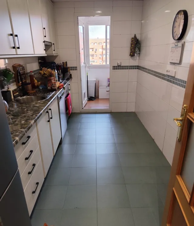Instalación de suelo vinílico en la cocina