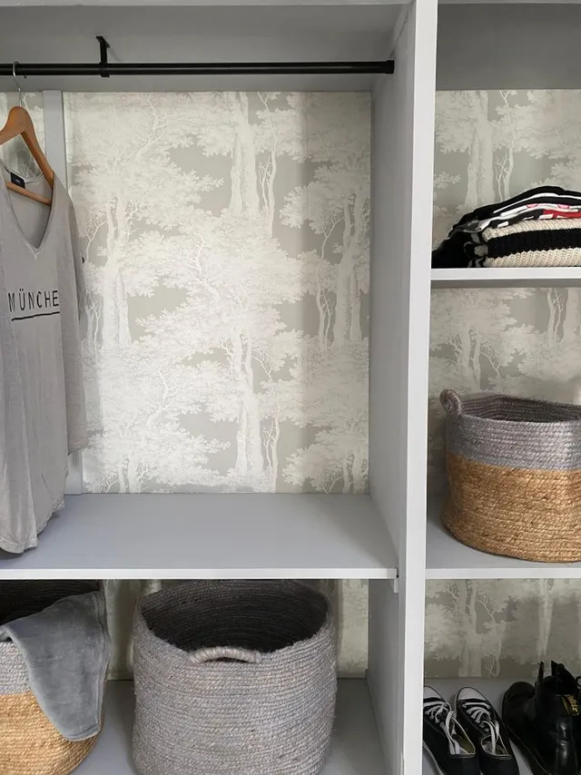 image00088.jpeg El papel pintado le da personalidad al armario y al mismo tiempo, al ser en tonos similares a la pintura, el resultado es sutil