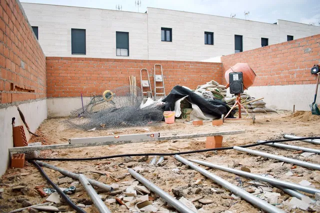 Levantando los muros del Patio