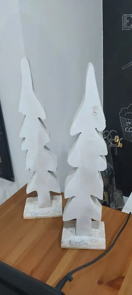 Decoración navideña con abetos nevados.