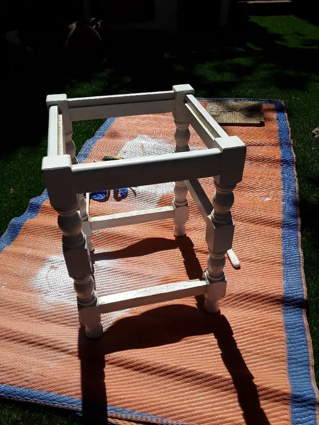 Mesita auxiliar hecha con patas de taburete de cocina