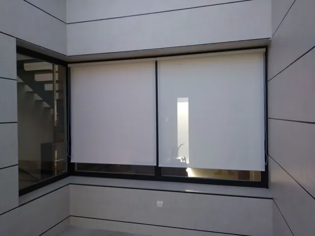 Cómo colocar unos estores en un cierre acristalado