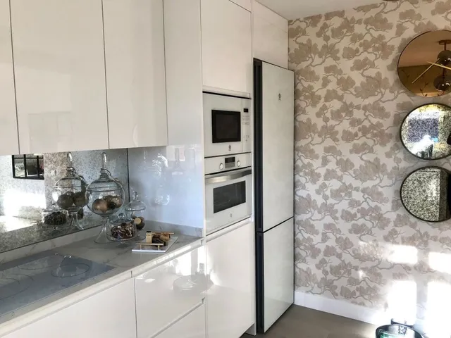 Cocina original y elegante gracias al papel pintado