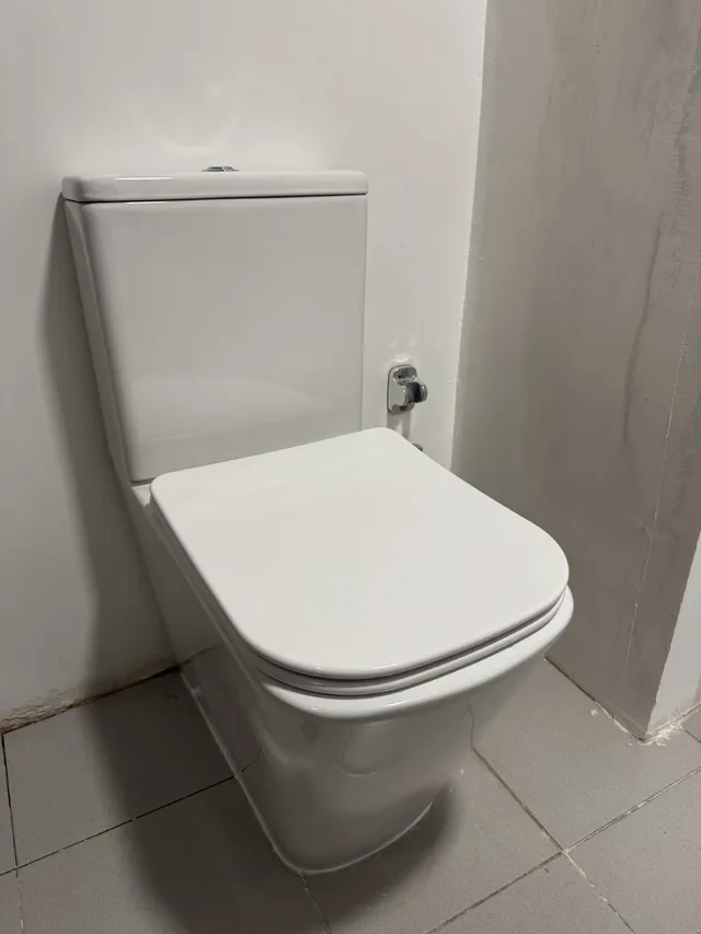 Instalación de WC con adaptación de desagüe mediante manguito acodado