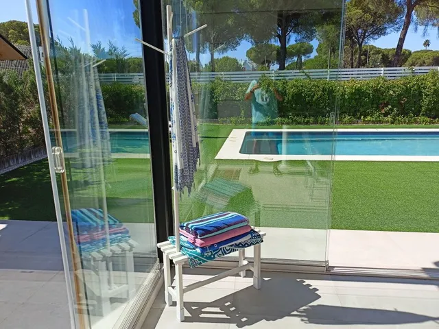 Reparar las patas de la banqueta/percha para la piscina