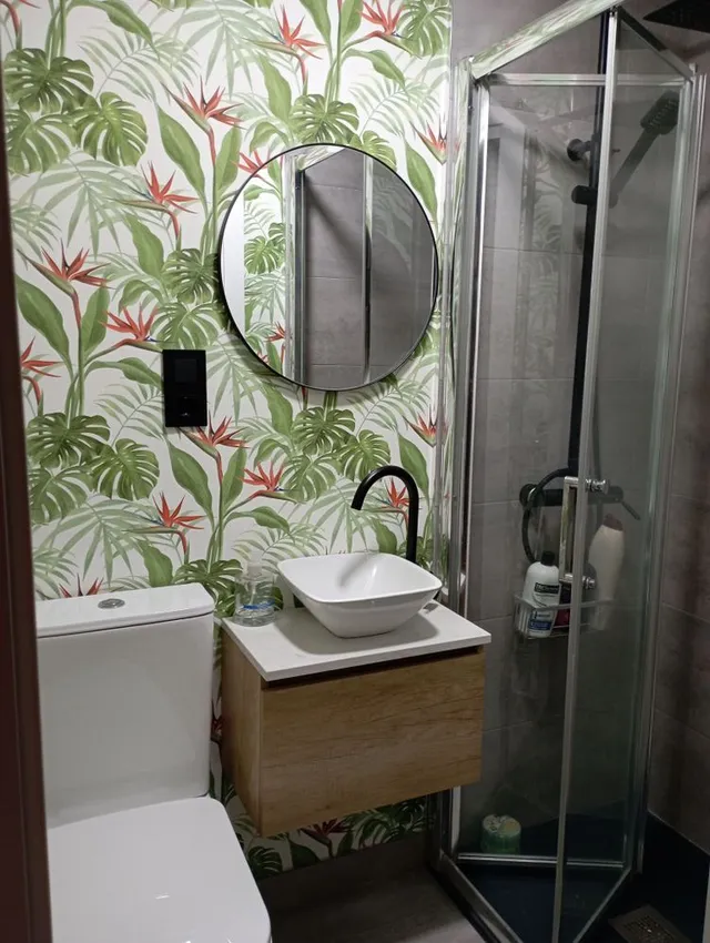 Alicatado y papel pintado para un nuevo estilo en mi baño