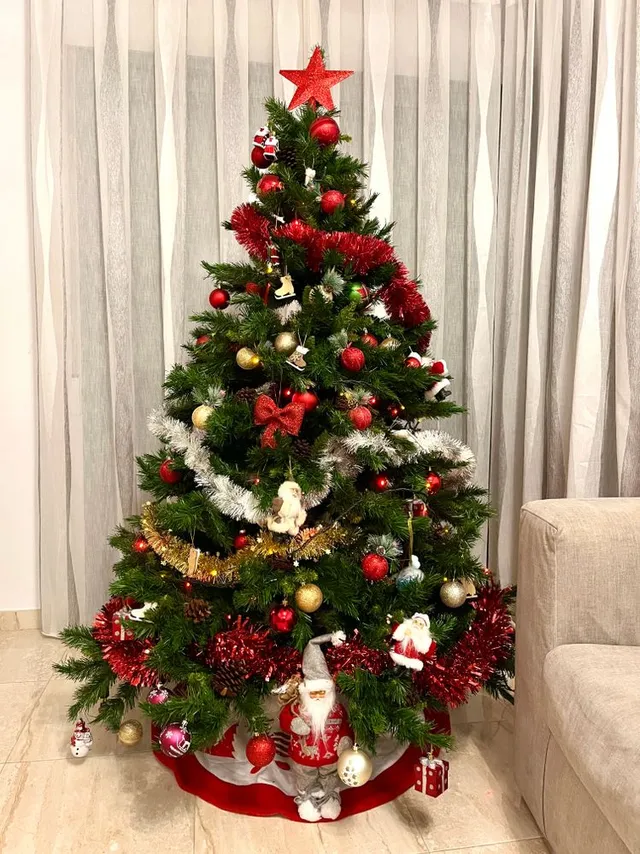 Decoración de navidad tradicional (verde, roja y dorada)