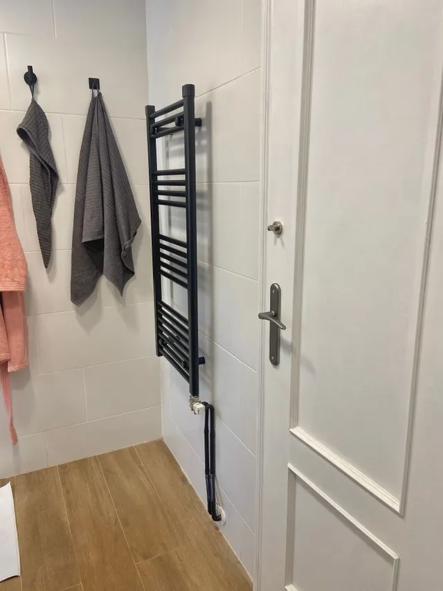 Instalamos radiador-toallero en el baño