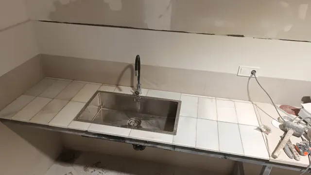 Encimera para pila en el taller con recortes de marmol