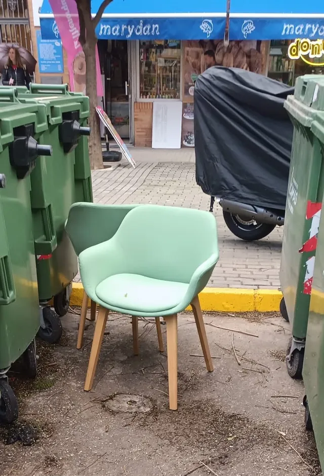 Restauración de sillas encontradas en la basura con madera y tubillones