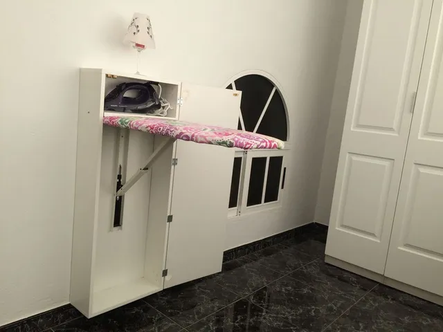 Aprende cómo hacer un mueble con un tabla de planchar integrada