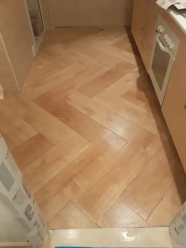 Instalación de suelo laminado en cocina