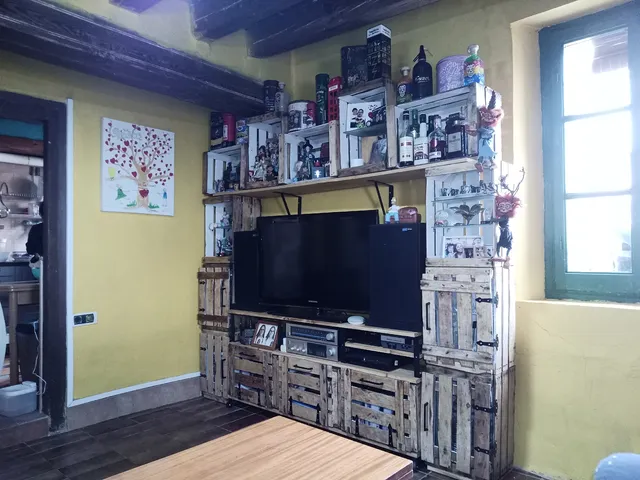 DIY de mueble de TV a medida con cajas recicladas