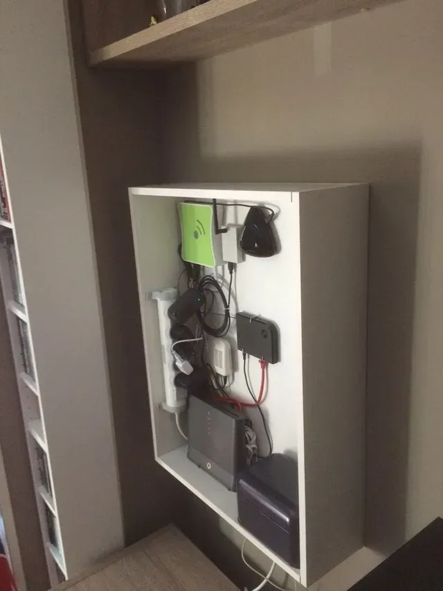 DIY: cuadro para ocultar router, alarma y domótica