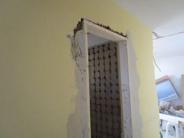 Cómo colocar un marco de madera en obra