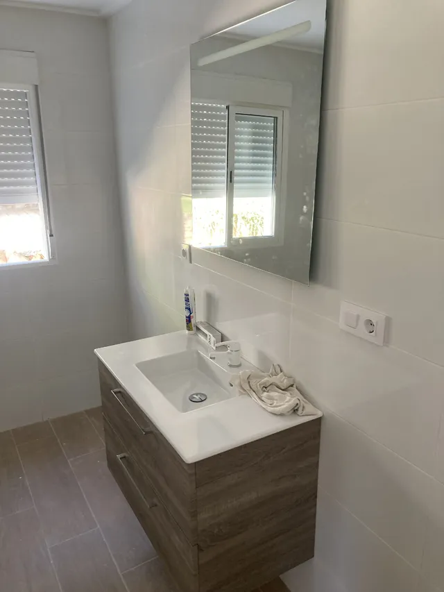 Instalación de termo y ventanas en baño