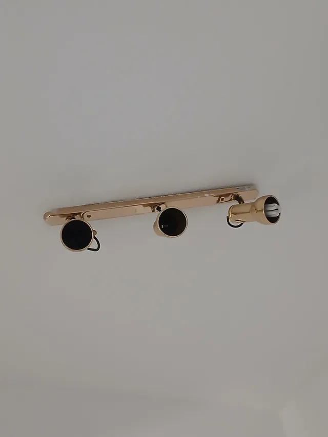 Instalación de un carril de focos orientables para renovar la iluminación del dormitorio