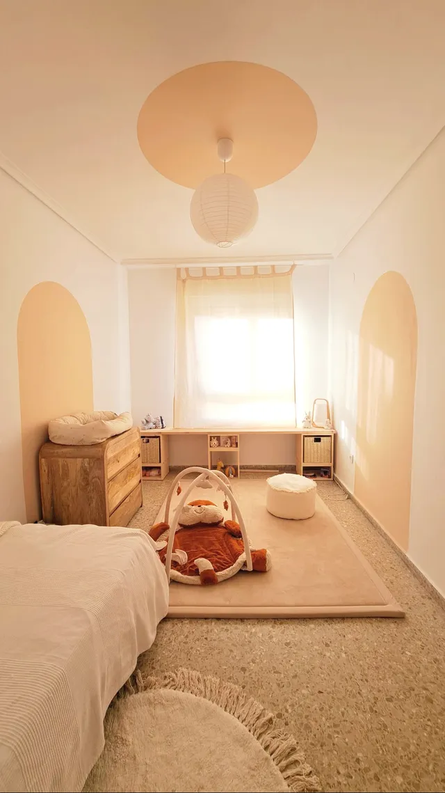 Habitación infantil, incluyendo escritorio, lámpara y pintura de Leroy Merlin