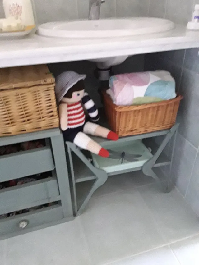 Creación de una mesa con perchas durante taller en la tienda Leroy Granada