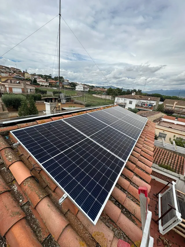 Placas solares, celulosa en paredes y ventanas pvc