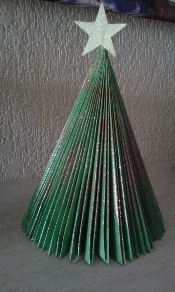 Árbol de Navidad con un folleto reciclado