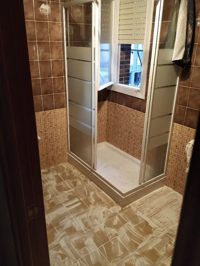 Lavado de cara de cuarto de baño con cambio de suelo y pintura