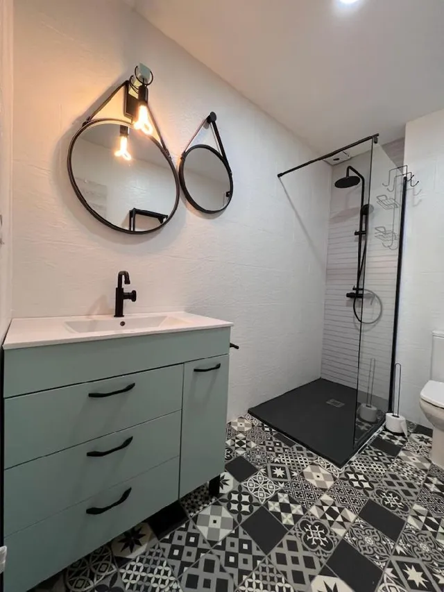Proyecto renovación baño con tonos blanco, negro y azul