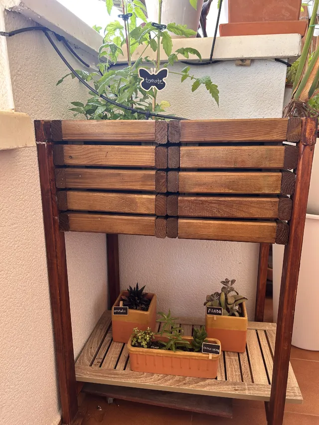 Mini huerto urbano en altura con jardineras de madera y ruedas #PremiosClubLeroyMerlin