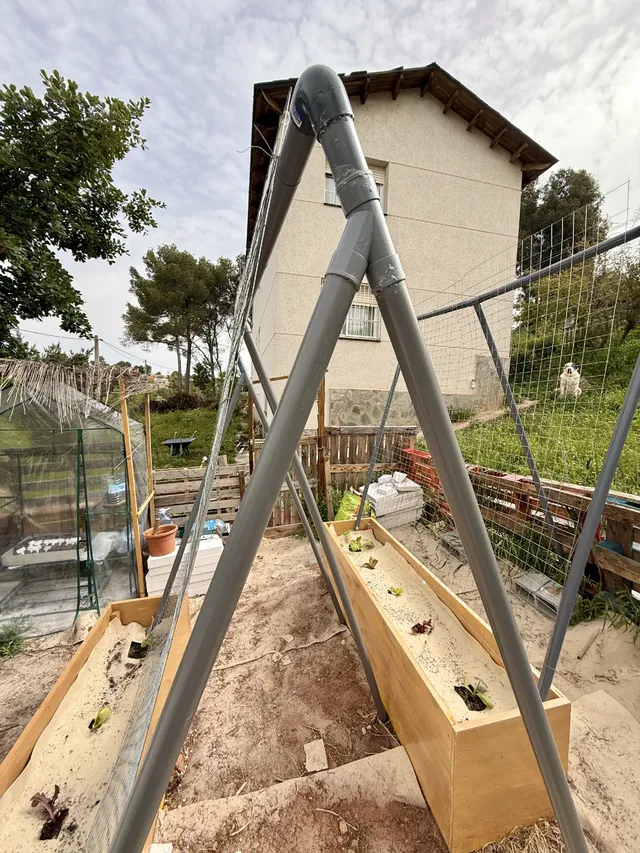 Jardineras para el huerto con bloques de hormigón y tableros de encofrado