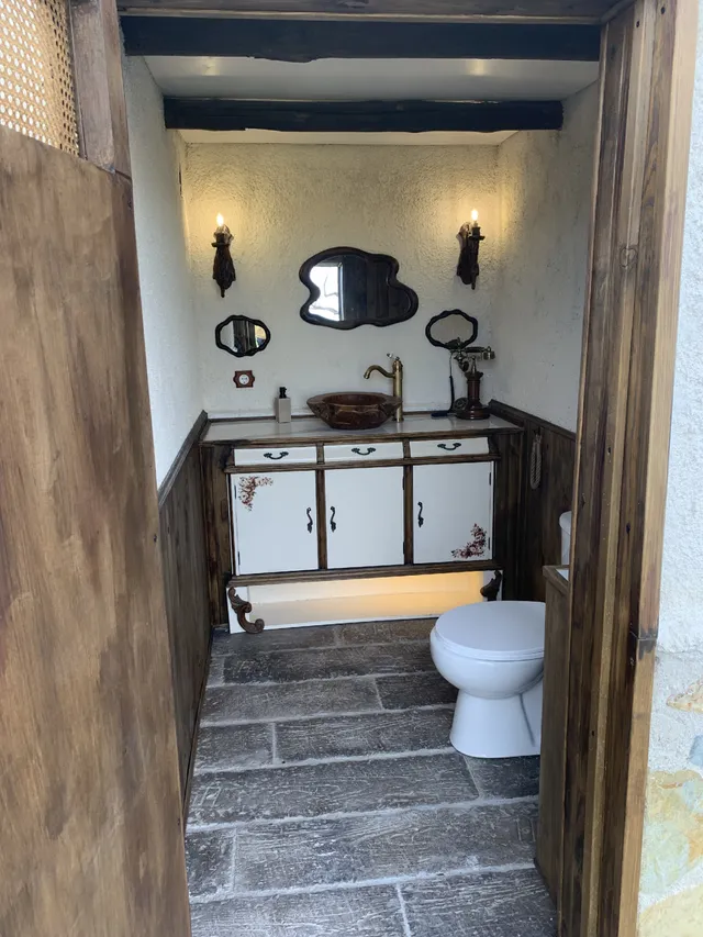 Baño rural con mueble restaurado
