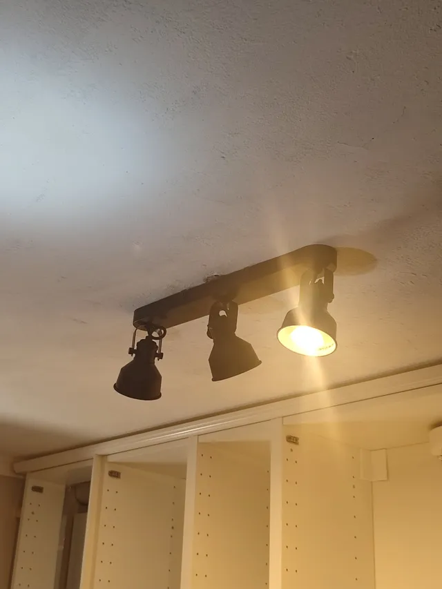 Cómo cambiar una lámpara de cocina por una regleta de focos LED