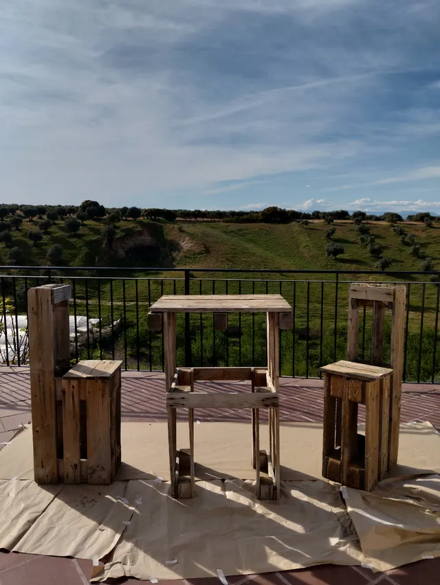 Cómo renovar unos muebles de palets con pintura blanca