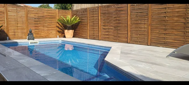 Instalación de vallado para el jardín con paneles de madera