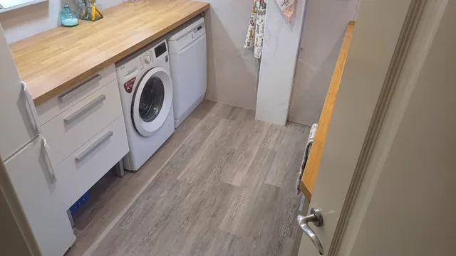 Instalación suelo vinílico autoadhesivo en suelo de cocina