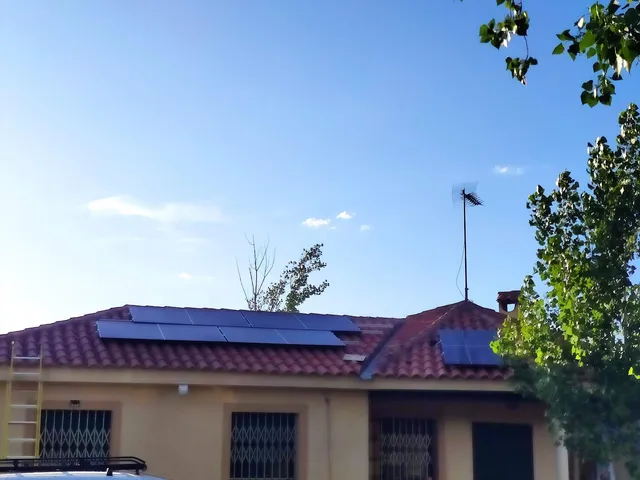 Placas solares, puerta y ventanas eficientes térmicamente