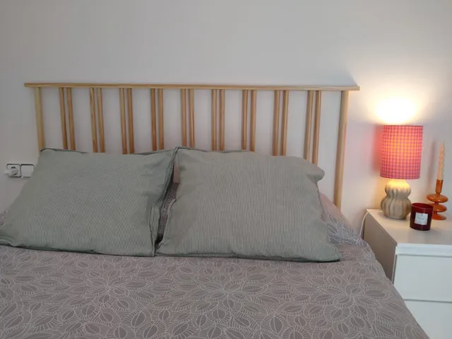 DIY de cabecero con varillas de pino + lámpara