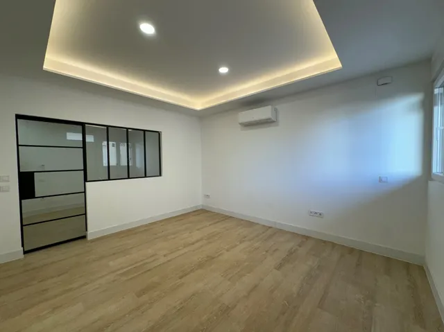 Remodelación estudio con separador de espacios