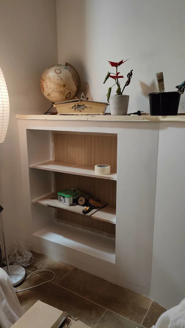 Muebles integrado detrás del sofá