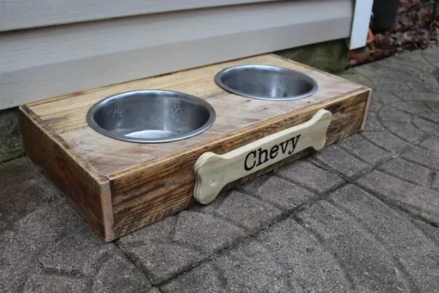 Comedor de perro fabricado con pallet